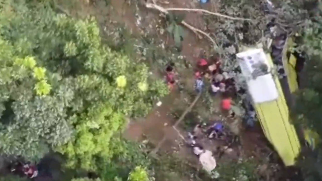 Filipinler’de yolcu otobüsü şarampole yuvarlandı: 17 ölü, 11 yaralı