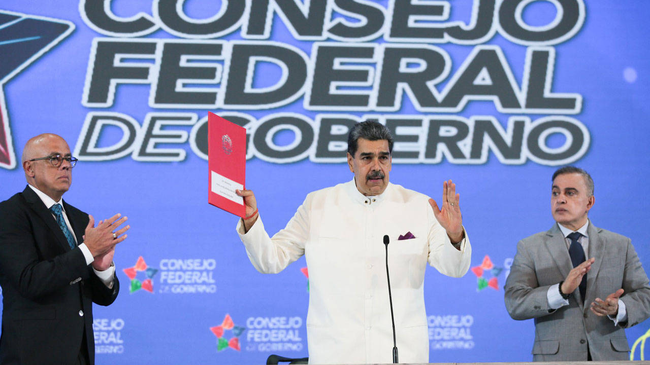 Maduro, petrol zengini bölgeyi Venezuela'nın yeni haritasına dahil etti