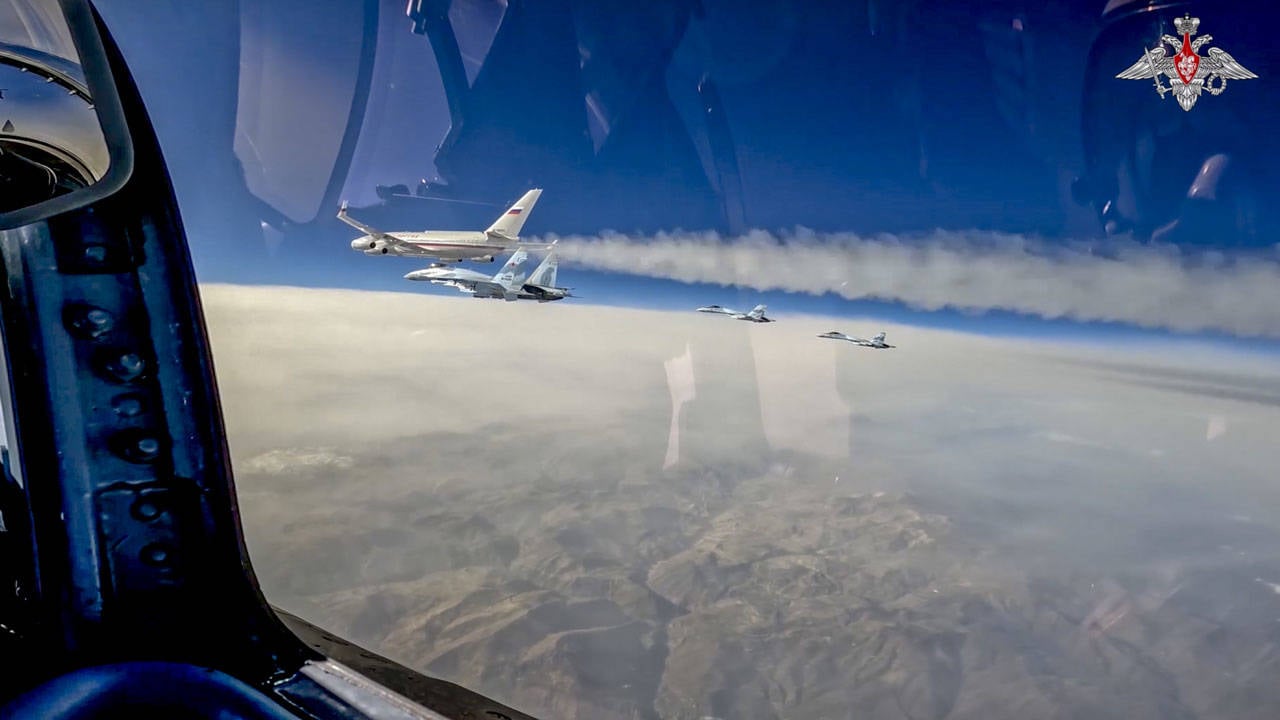 Putin'den BAE'ye ziyaret: 4 Rus Su-35 savaş uçağı eşlik etti