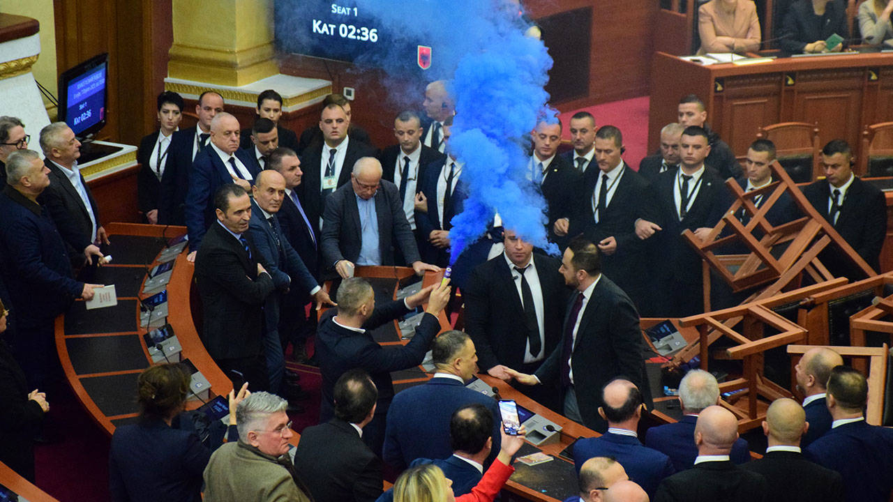 Arnavutluk Meclisi: Muhalefet sis bombası attı, 8 dakikalık oturumda 2024 bütçesi kabul edildi