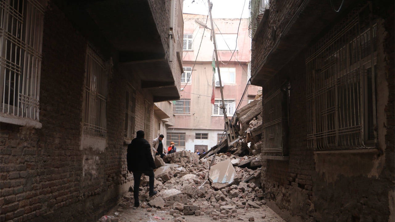 Diyarbakır'da depremde ağır hasar alan 5 katlı bina çöktü