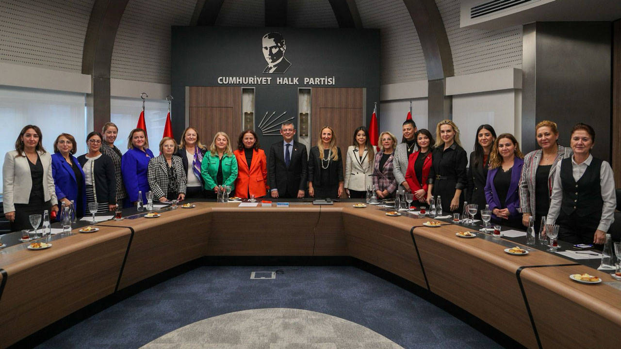 CHP lideri Özel, Kadın Kolları MYK üyeleriyle bir araya geldi