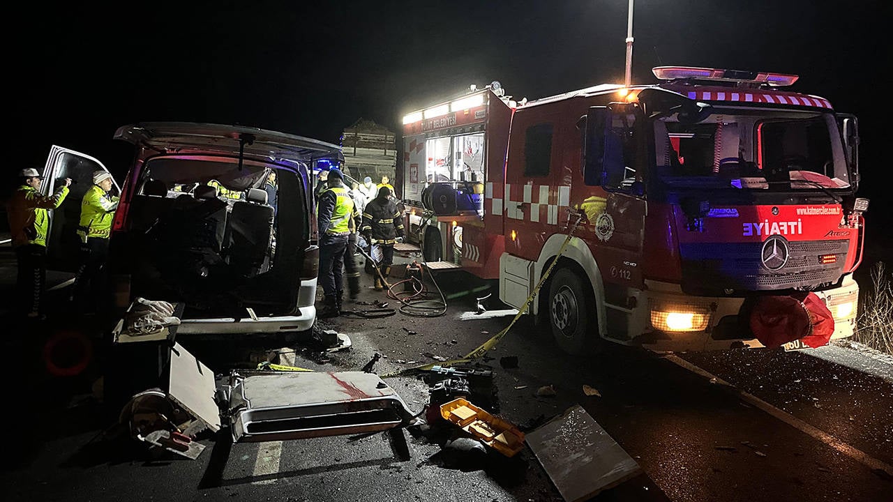 Tokat'ta minibüs kamyona arkadan çarptı: 5 ölü