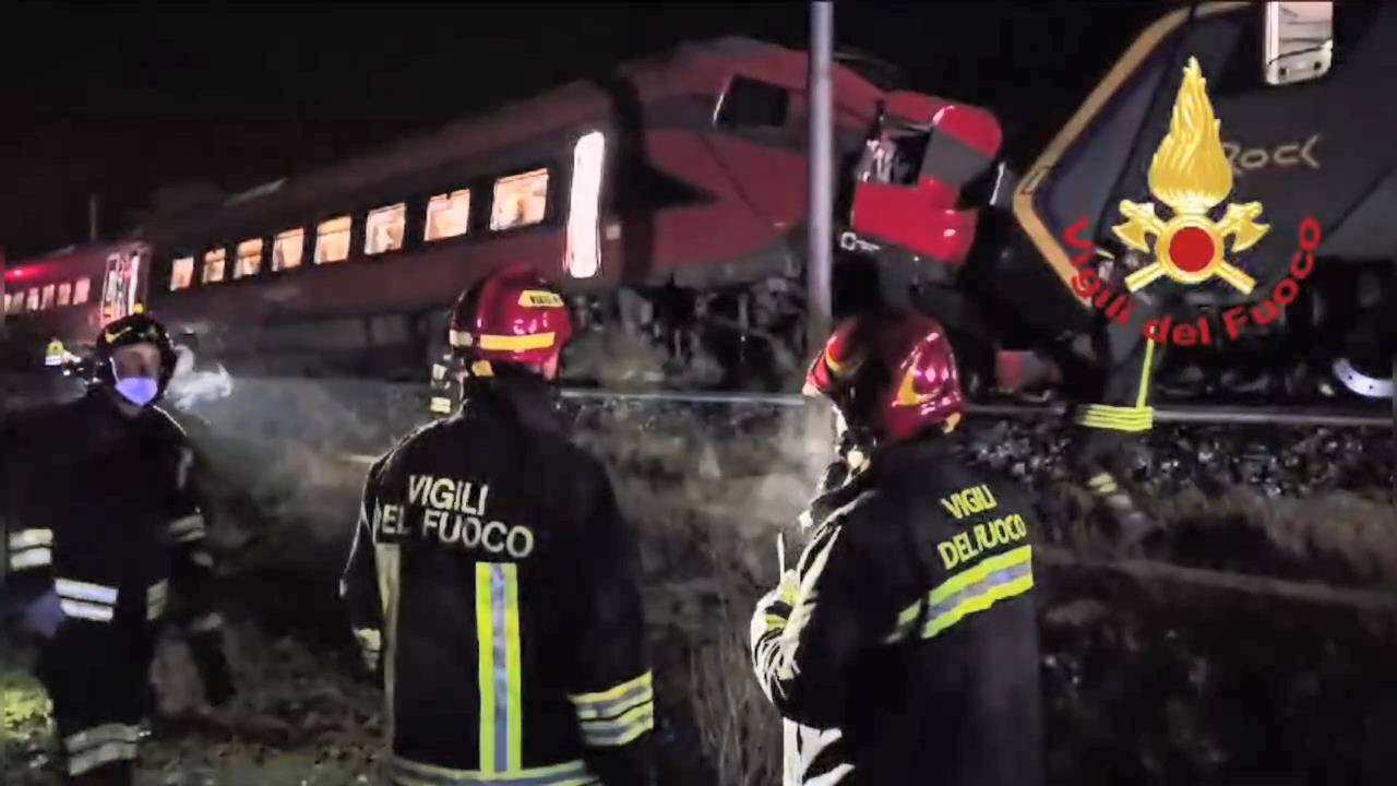 İtalya’da yolcu trenleri çarpıştı: 17 yaralı