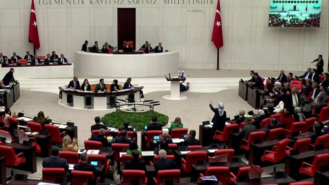 SP'li Bitmez Meclis’te kalp krizi geçirirken AKP sıralarından rezil ifadeler: “Allah'ın gazabı böyle olur!"