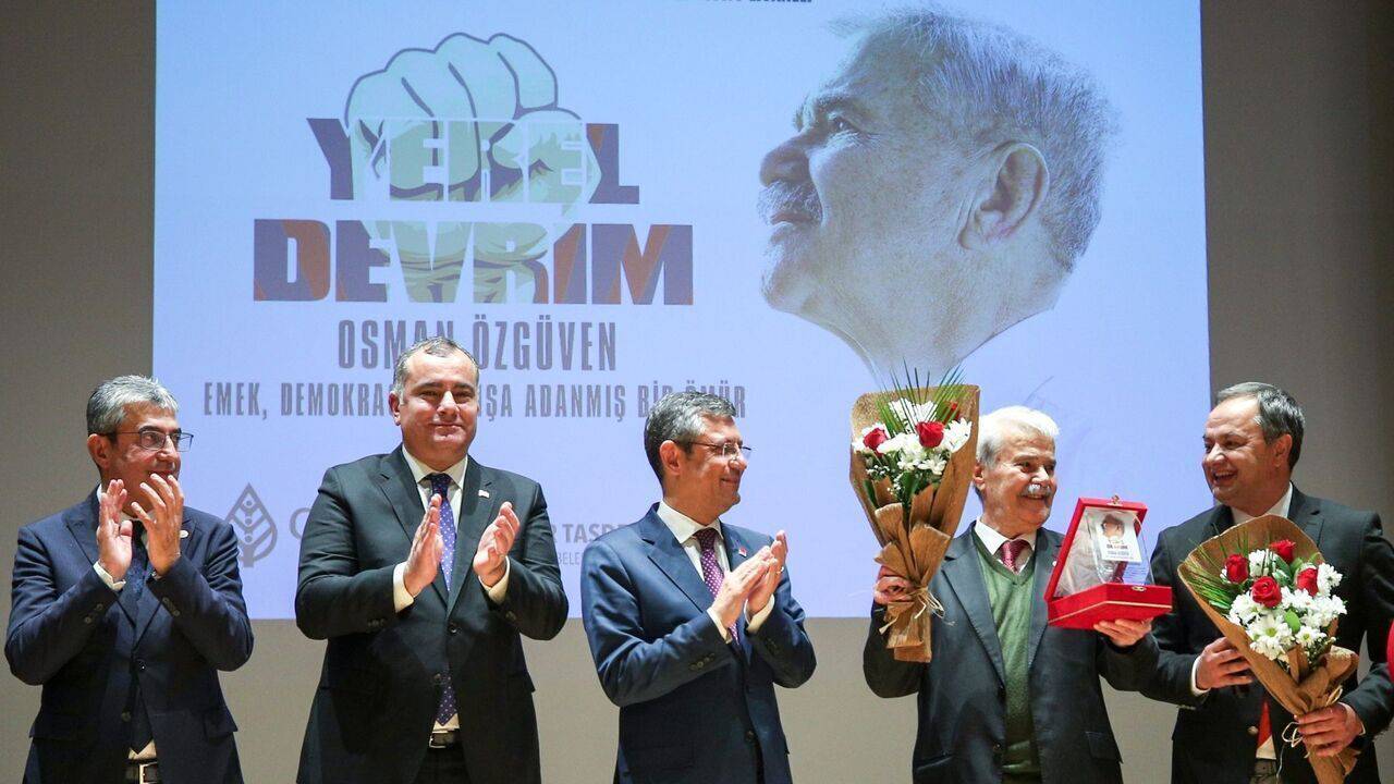 Özgür Özel'den Osman Özgüven'e plaket: "Sola dair temellerimi Özgüven sayesinde aldım"