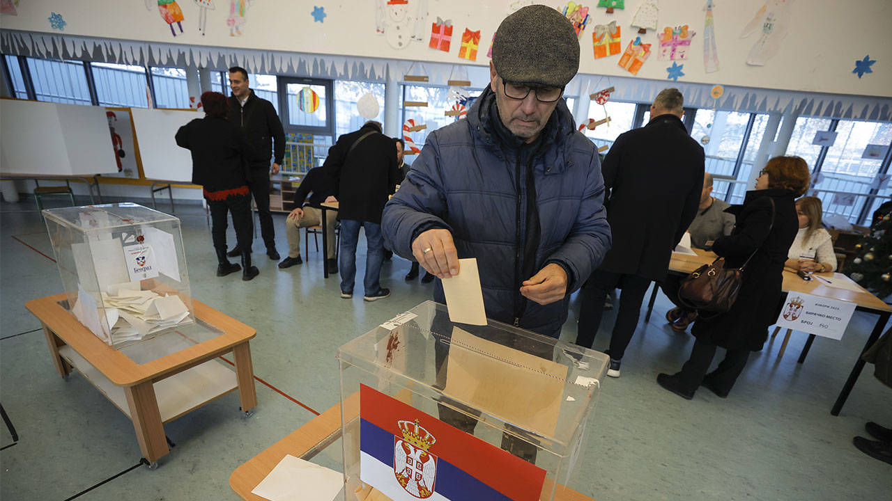 Sırbistan sandık başında: Genel ve yerel seçim için oy kullanma işlemi başladı