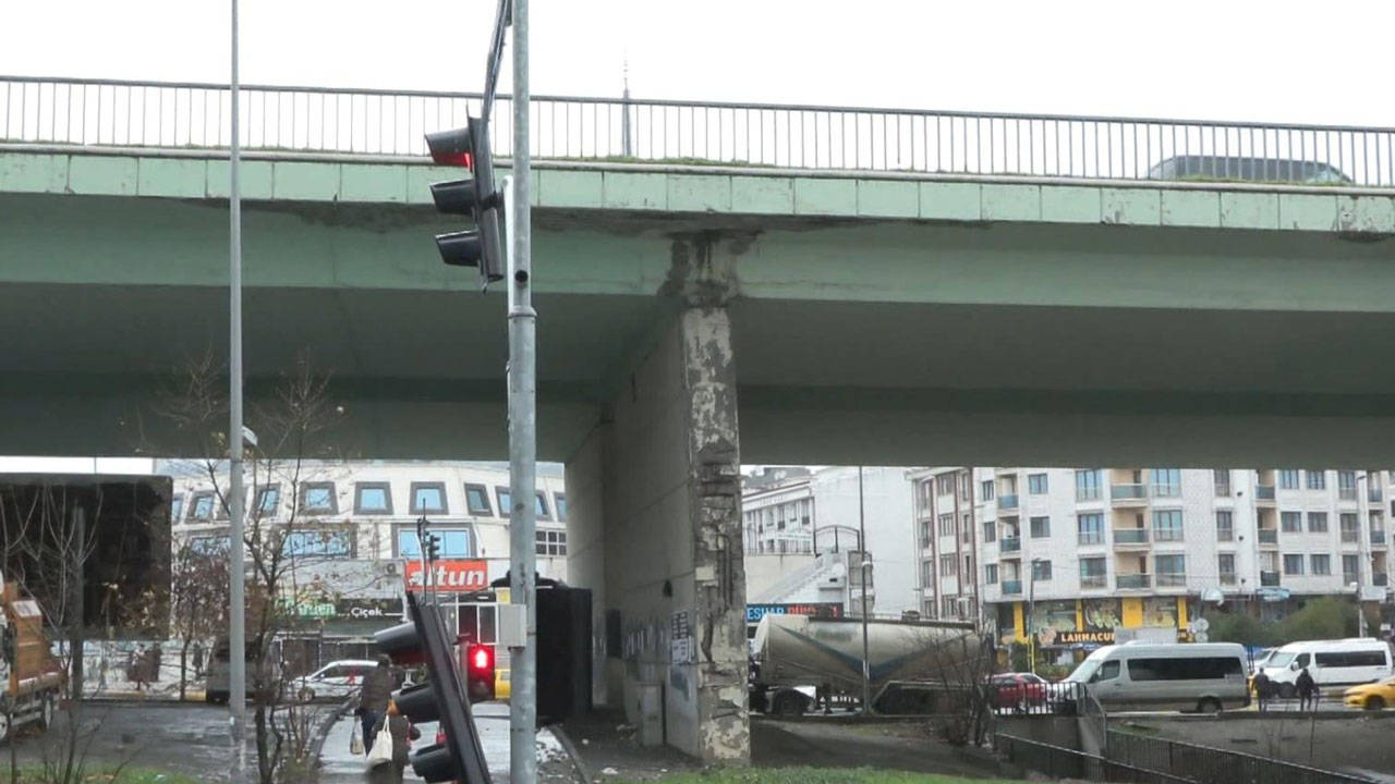 Köprünün kolonundan beton parçaları dökülüyor