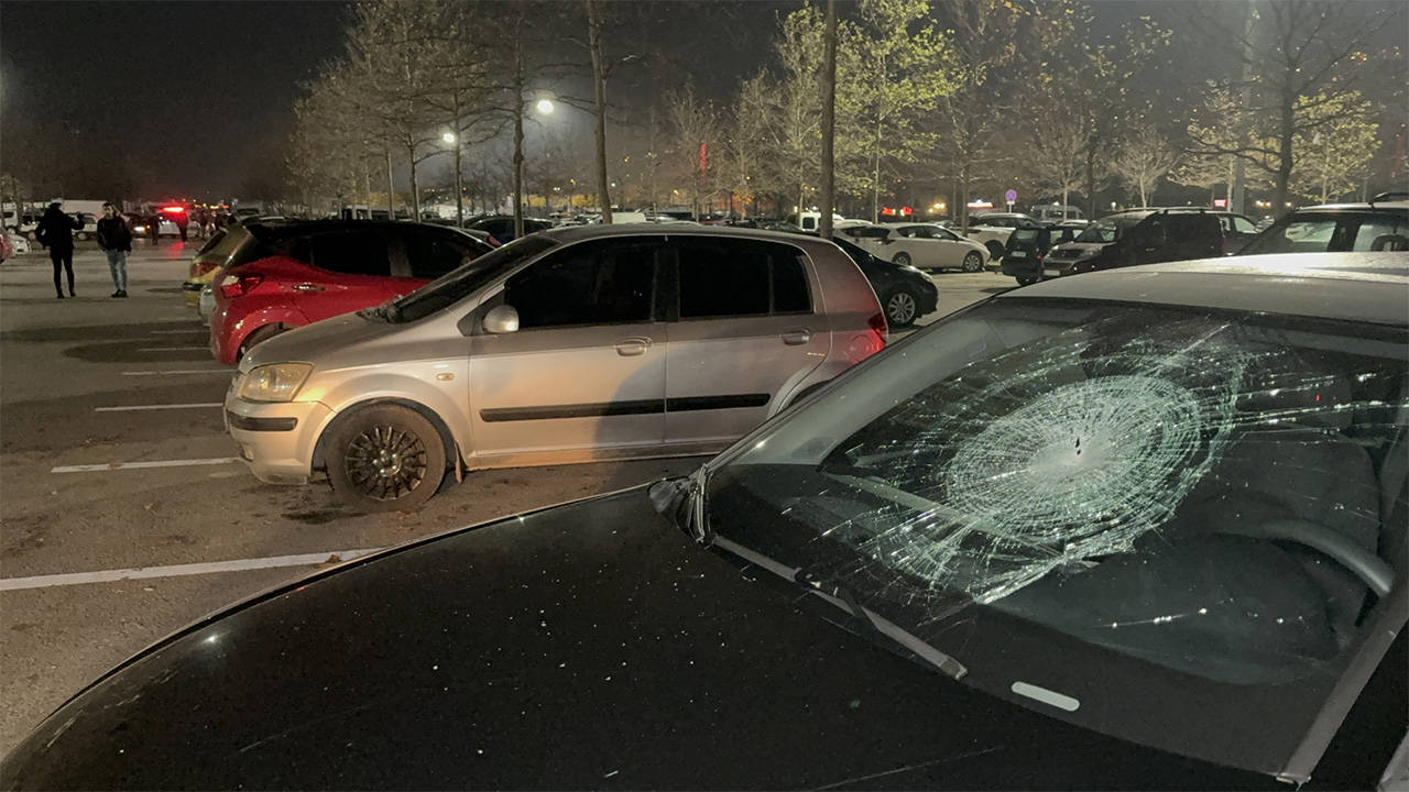 Bir kişi açık otoparktaki 35 aracın camını kırdı