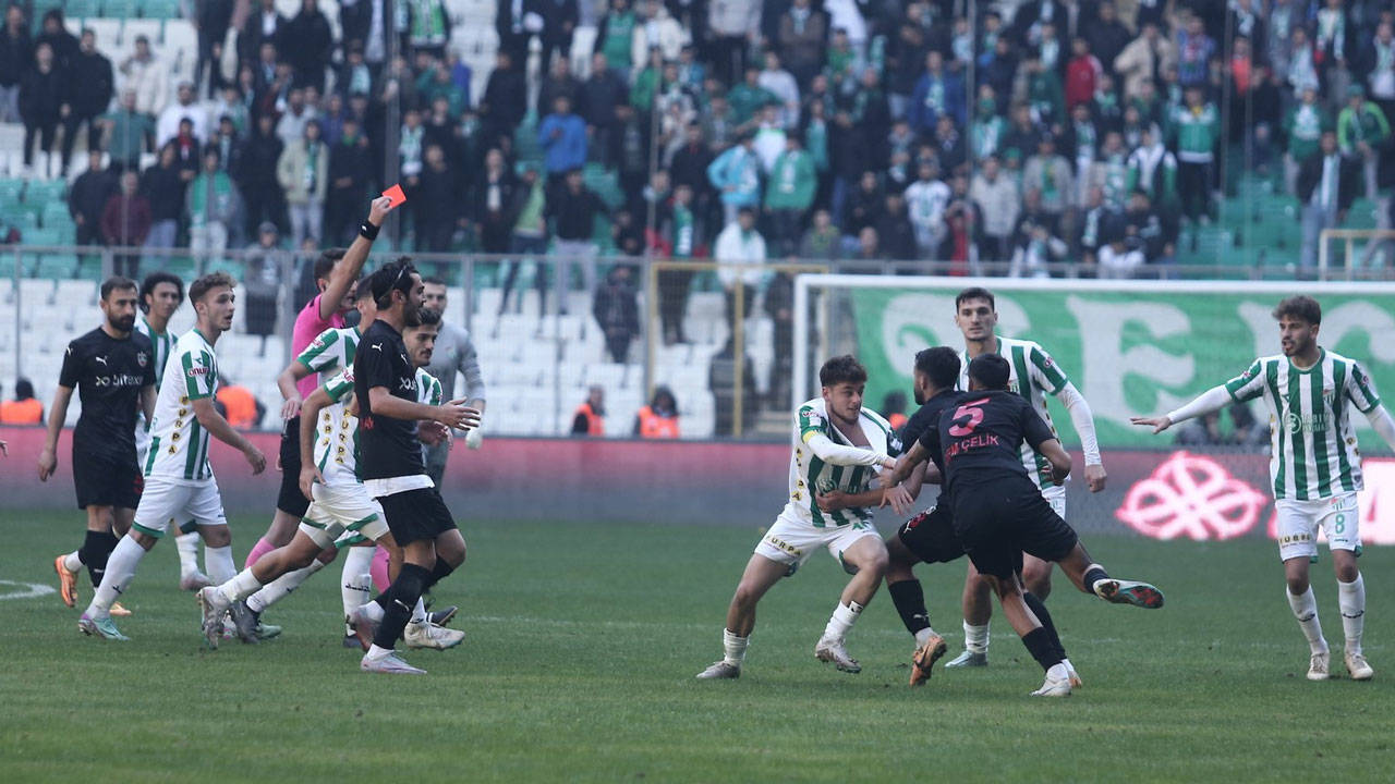 Bursaspor-Diyarbekirspor maçında yüksek gerilim: 6 kırmızı kart çıktı!