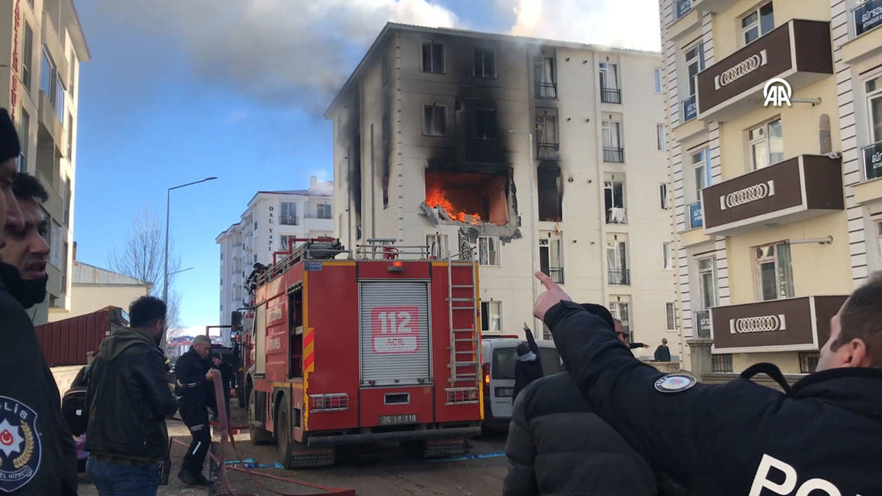 Kars'ta bir binada patlama sonrası yangın çıktı: 1'i ağır 3 kişi yaralandı