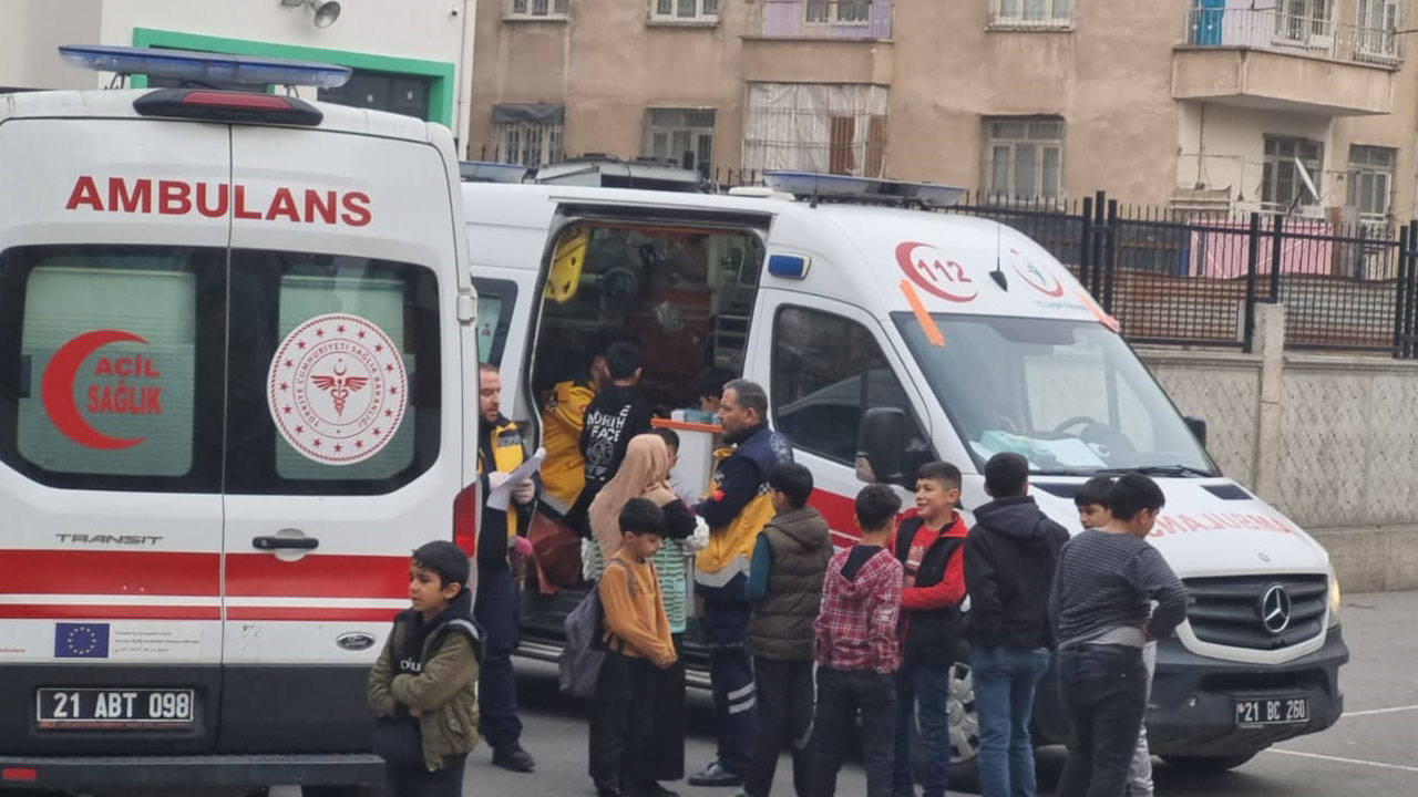 Diyarbakır ve Şanlıurfa'da çok sayıda öğrenci gıda zehirlenmesi şüphesiyle hastaneye kaldırıldı