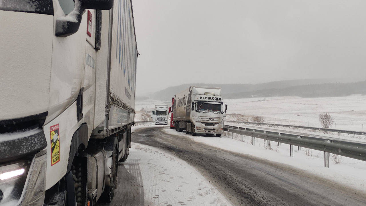 Ardahan-Şavşat kara yolu tipi nedeniyle ulaşıma kapatıldı