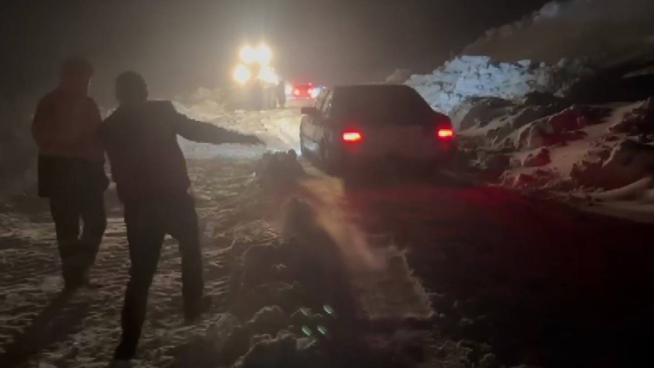 Muş’ta karda mahsur kalan 18 araç 5 saat sonra kurtarıldı