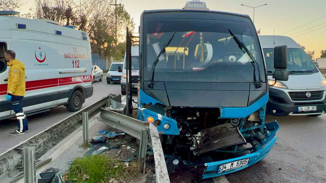 Gebze'de yolcu minibüsü bariyere çarptı: 15 yaralı