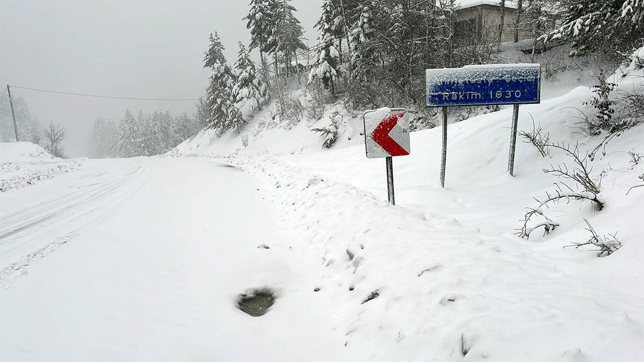 Karabük'te etkili kar yağışının ardından 18 köy karanlıkta kaldı