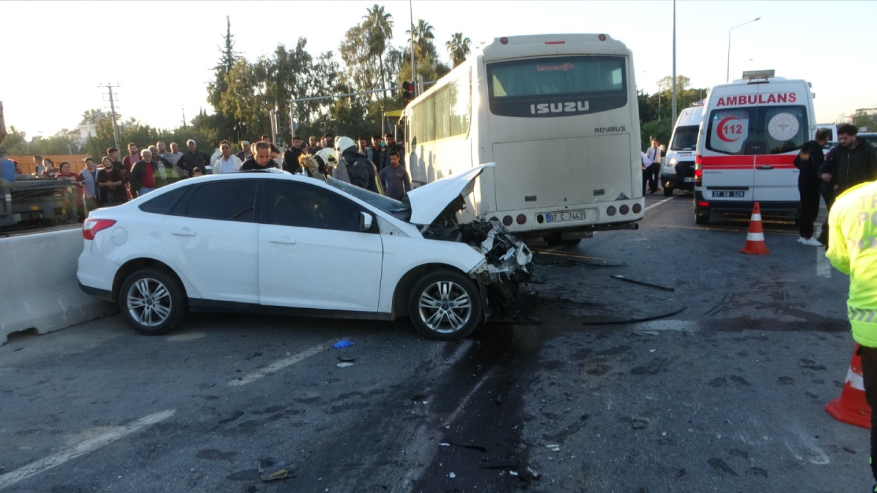 Antalya’da işçi servisi ile otomobil çarpıştı: 2 ölü, 14 yaralı