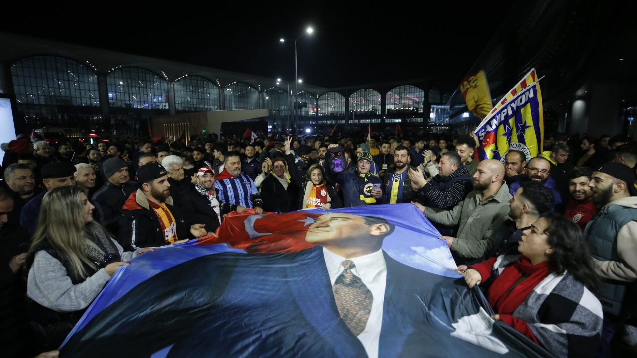 Galatasaray ve Fenerbahçe kafilesi İstanbul'a döndü: Taraftarlar havalimanlarına akın etti