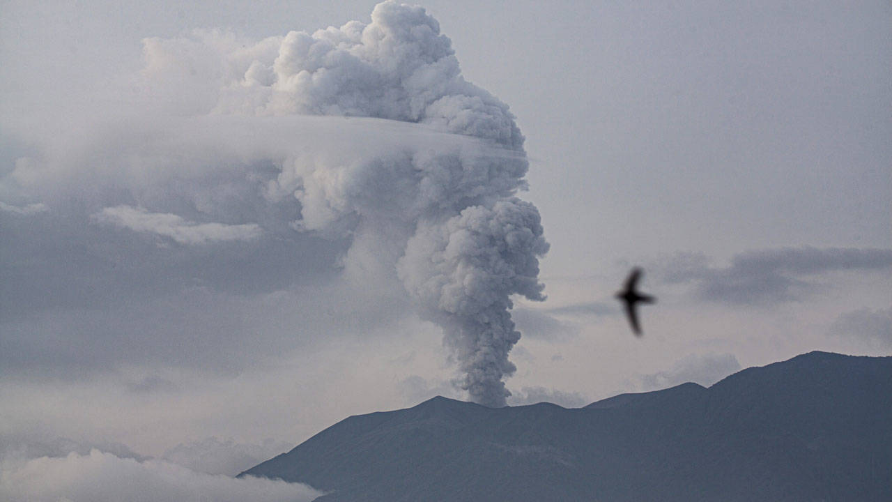 Endonezya'daki Merapi Yanardağı kül püskürttü