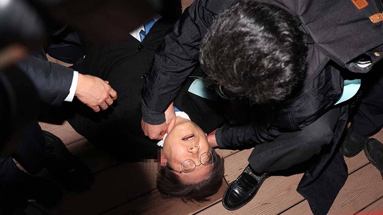 Güney Kore'de ana muhalefet lideri boynundan bıçaklandı
