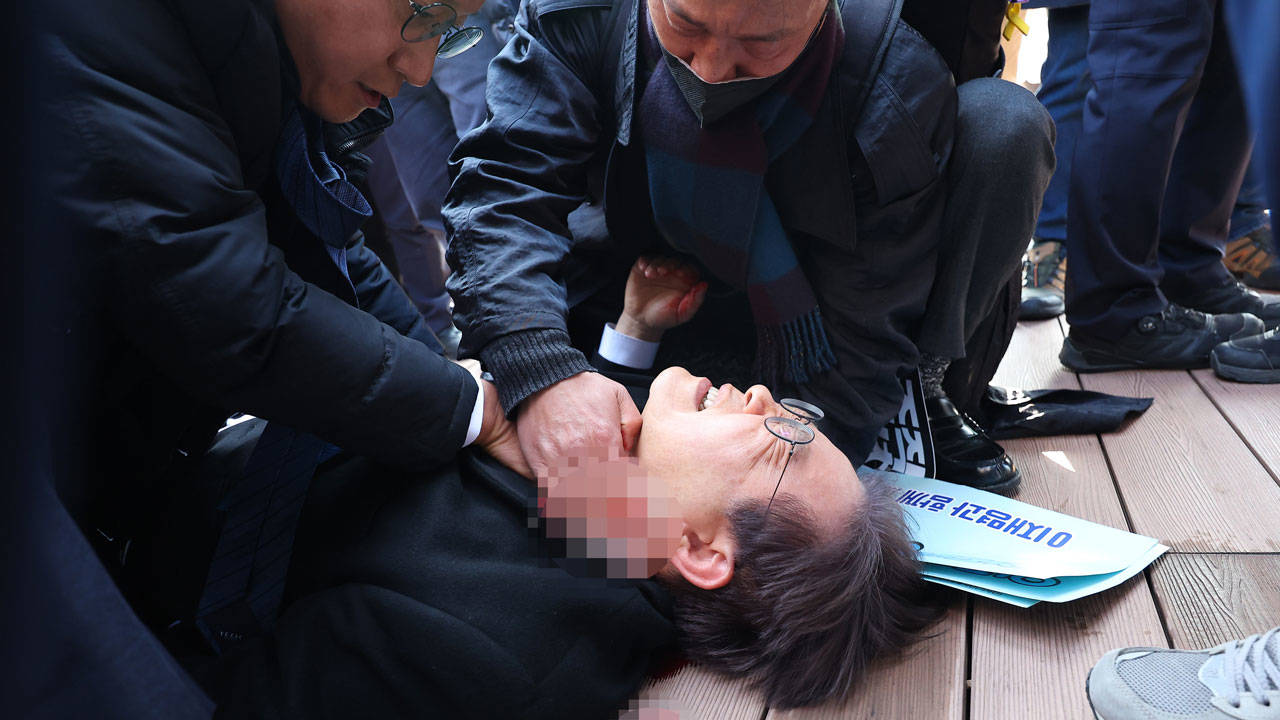 Güney Kore'de boynundan bıçaklanan ana muhalefet lideri ameliyat oldu