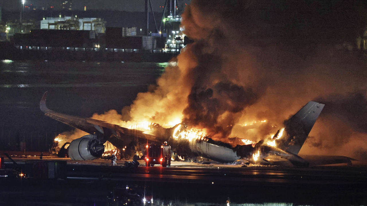 Tokyo'daki Haneda Havalimanı'nda kaza: 5 kişi öldü