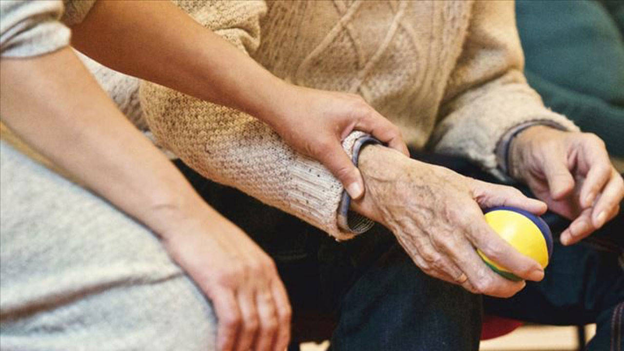Alzheimer için yeni ilaç tedavisi: Hastalığa yol açan  proteini temizliyor