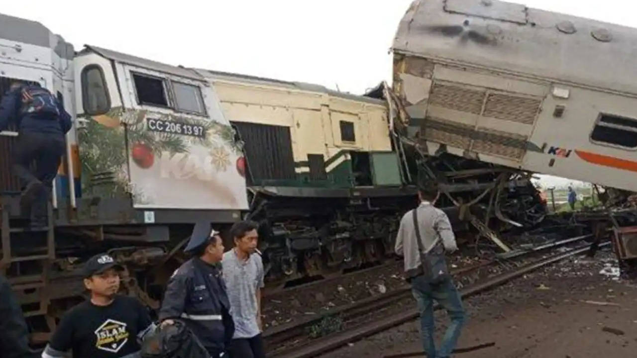 Endonezya’da iki yolcu treni çarpıştı: 3 ölü, 28 yaralı