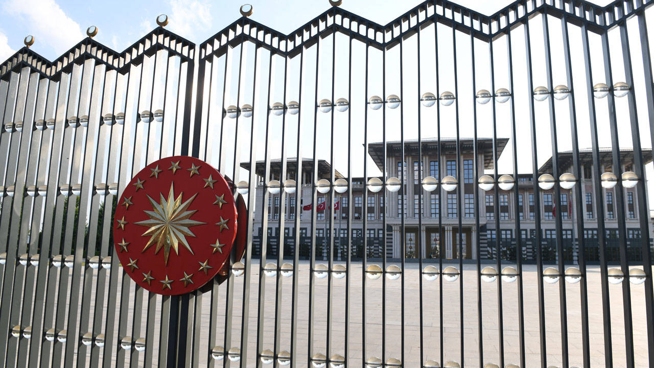 İstanbul'da servis kaçıran şüpheli Cumhurbaşkanlığı Sarayı'na girmeye çalıştı, gözaltına alındı