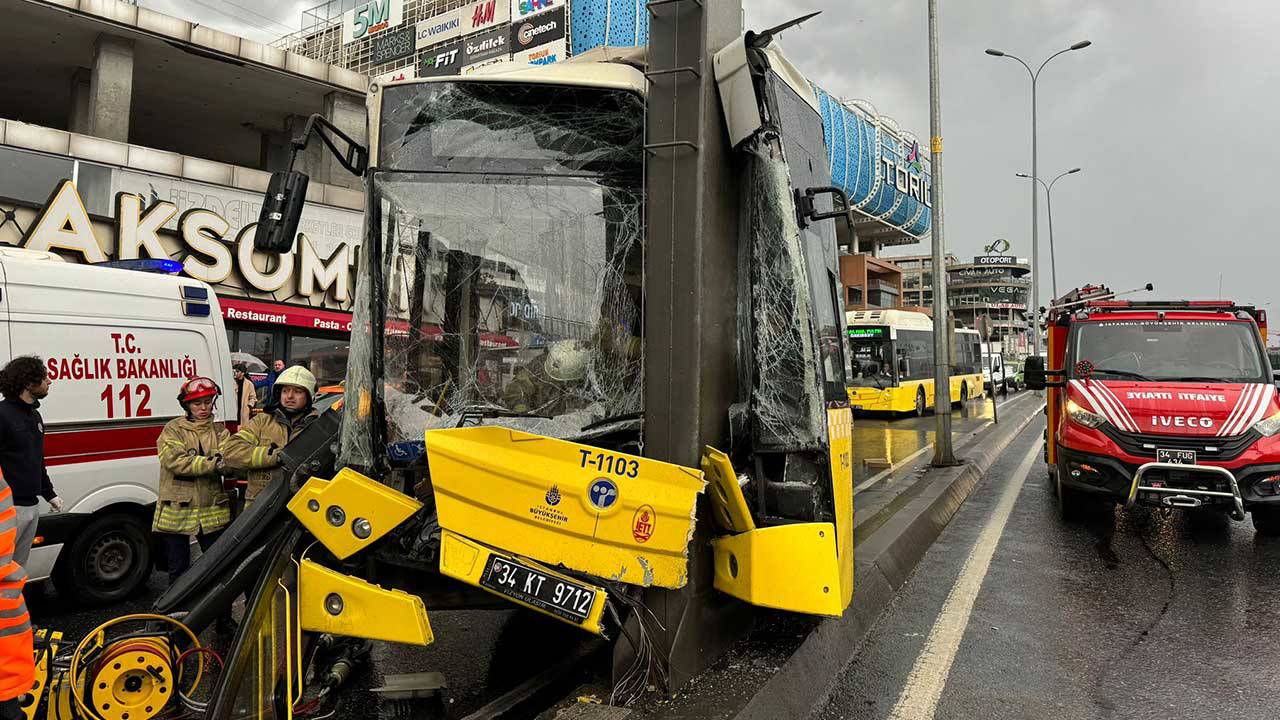 Esenyurt'ta İETT otobüsü direğe çarptı