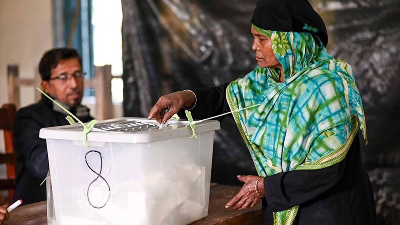 Bangladeş'teki genel seçimler: Meclis'teki 298 koltuktan 222'si iktidar partisinin