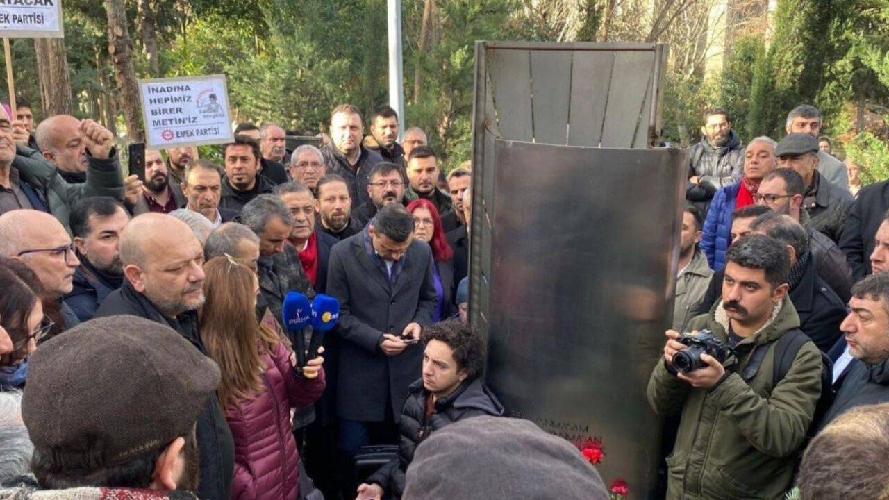 Gazeteci Metin Göktepe, katledilişinin 28'inci yılında mezarı başında anıldı