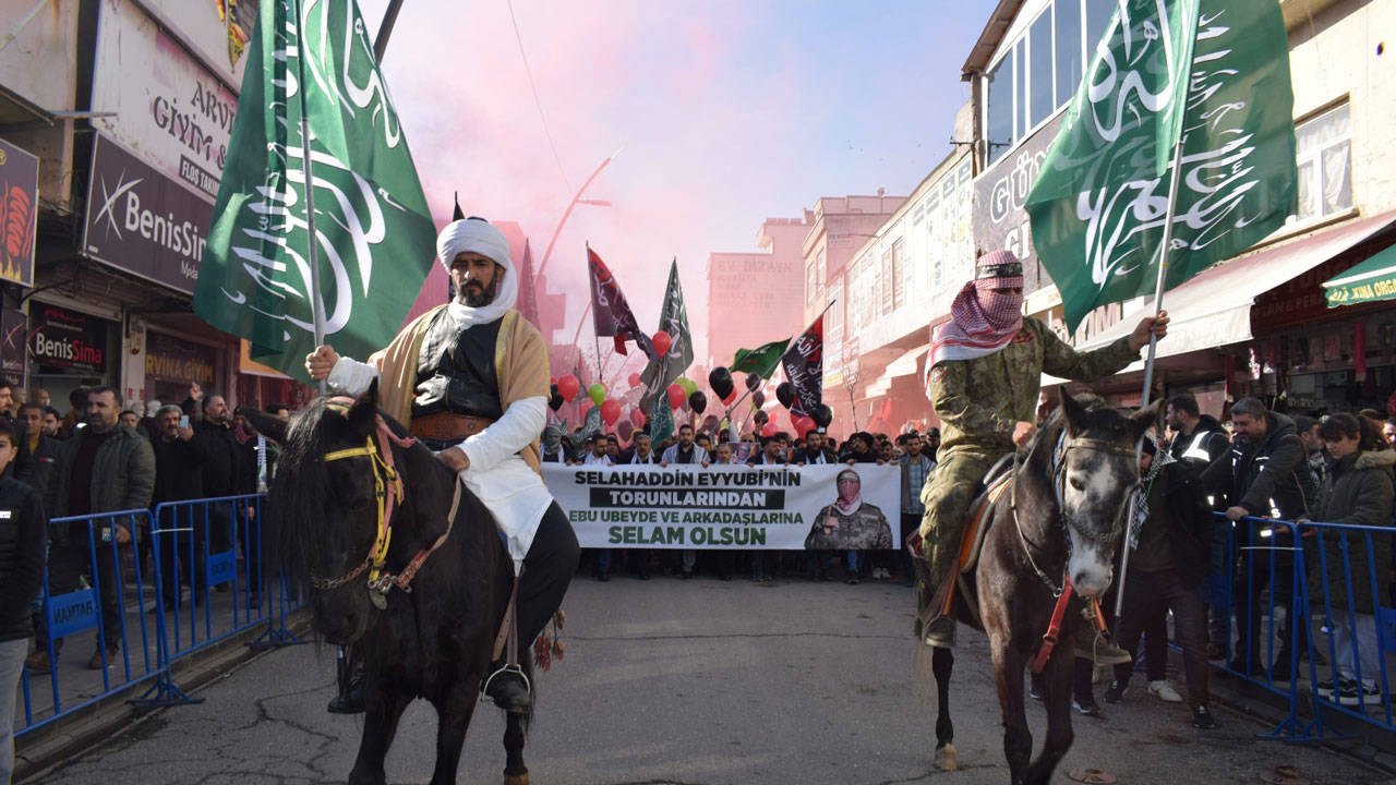 HÜDAPAR'ın yürüyüşünde Tevhid bayrağı açıldı, 'cihat' sloganları atıldı!