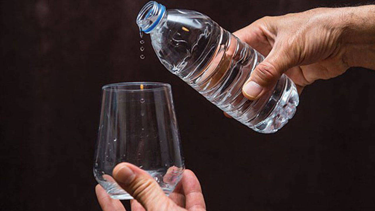 Araştırma: Bir litrelik pet şişedeki suda yaklaşık 240 bin nanoplastik bulunuyor