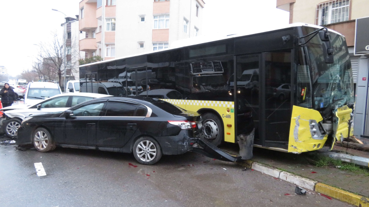Ataşehir'de İETT otobüsü park halindeki 5 araca çarptı