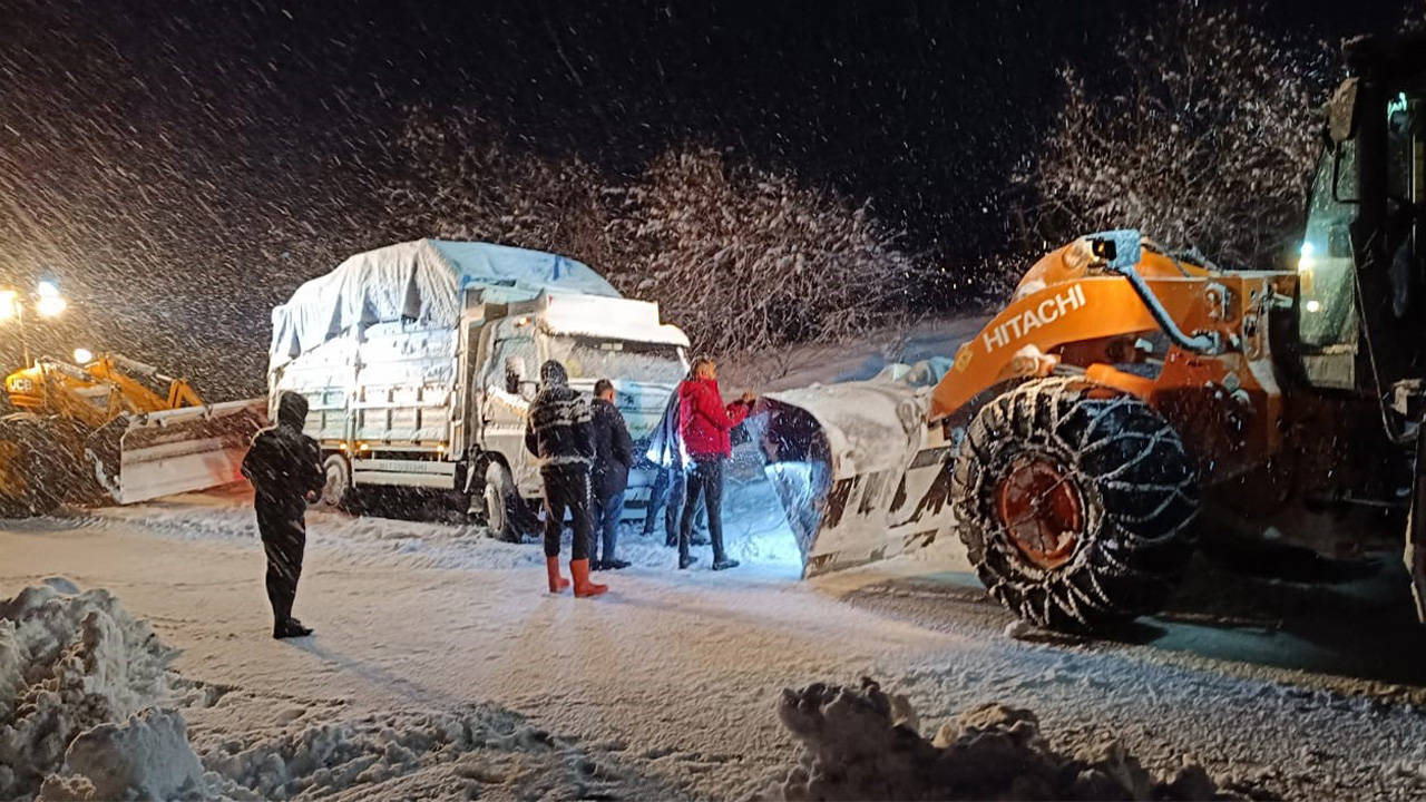 Muradiye'de yolda mahsur kalan araçlar kurtarıldı
