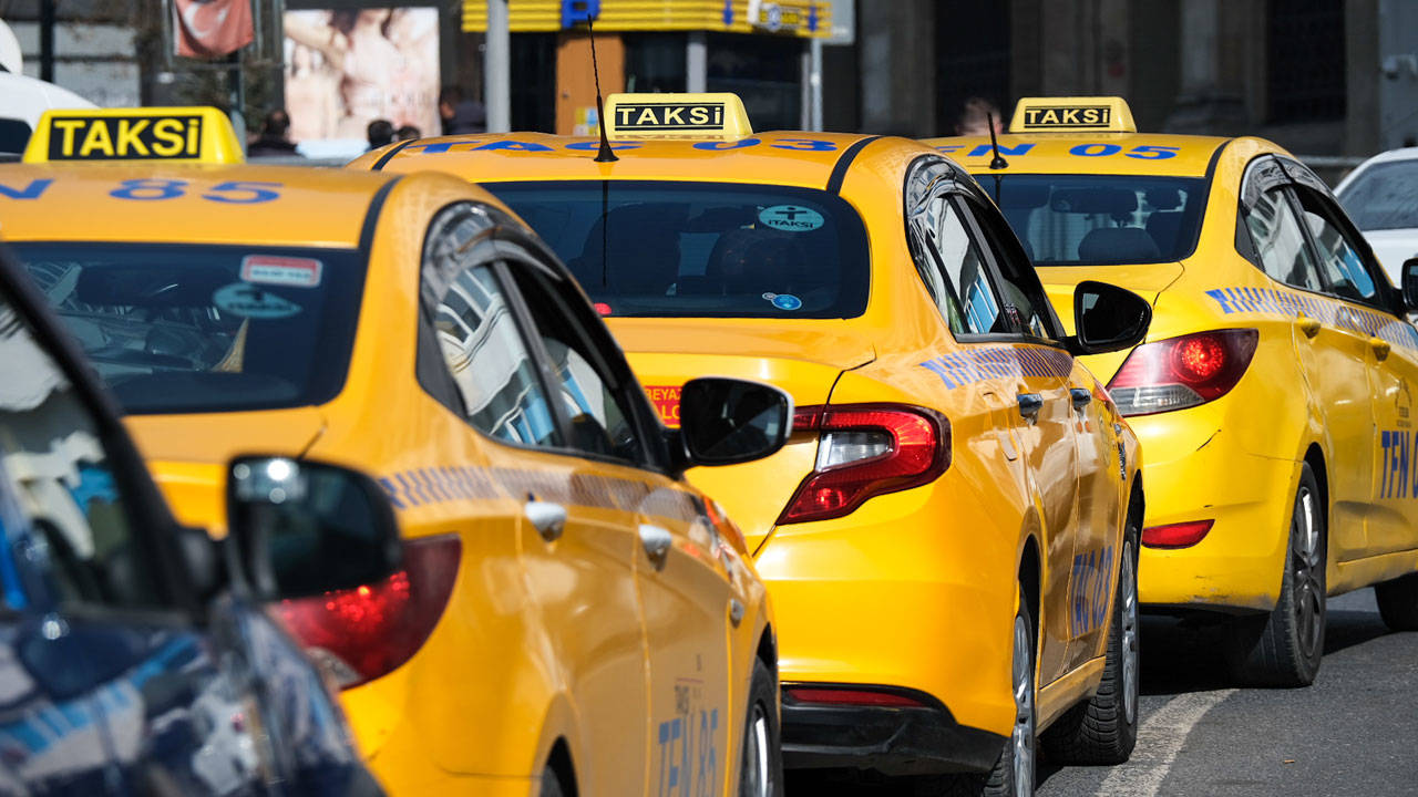 13 Ocak'tan itibaren geçerli olacak: İstanbul'da taksiciler yeni tarife için cihaz güncelliyor