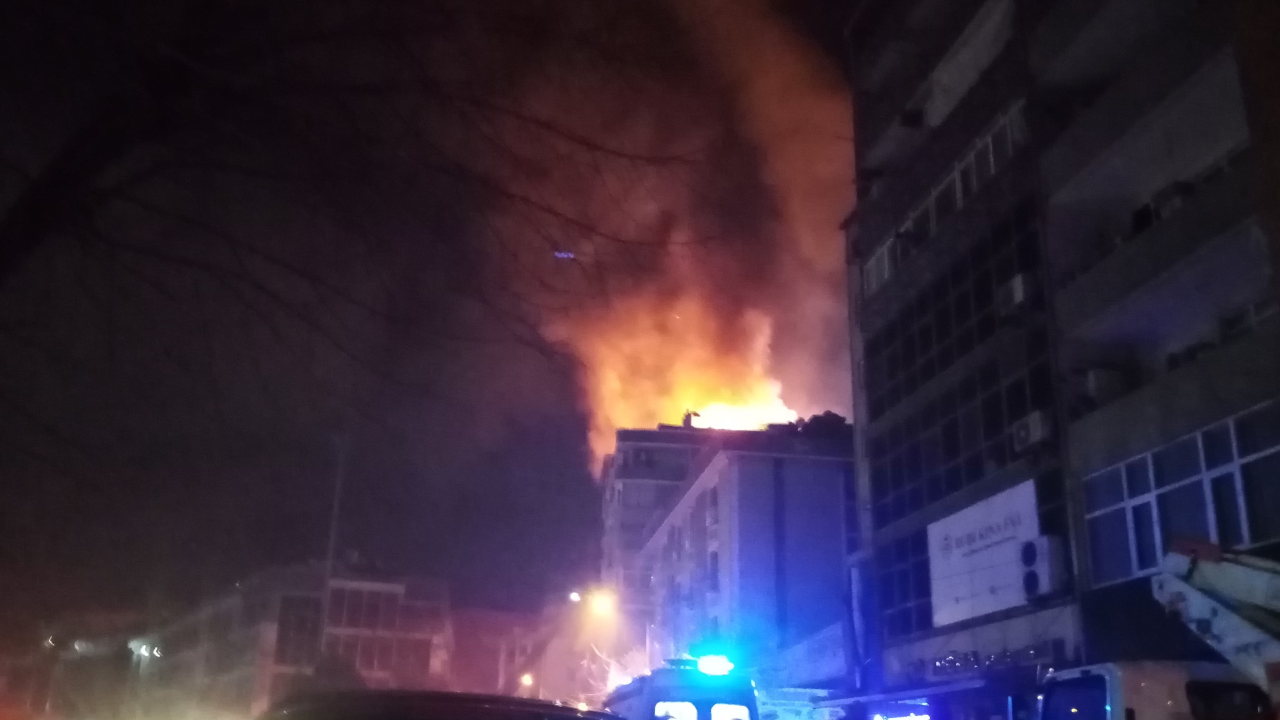 Kağıthane'de yangın: Alevler 3 binayı sardı