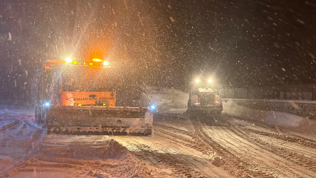 Sinop ve Kastamonu'da kar nedeniyle 367 köy yolu ulaşıma kapandı