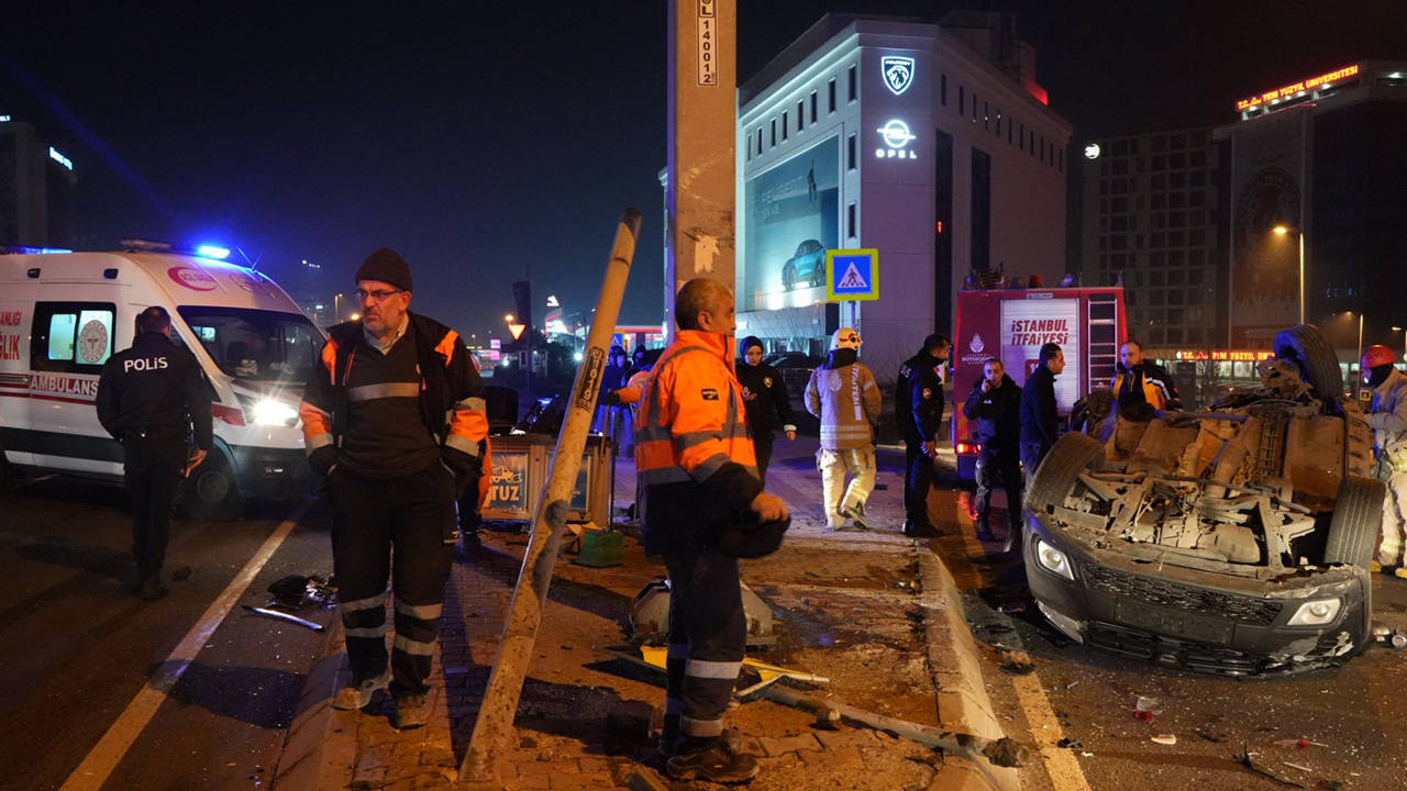 Zeytinburnu'nda iki otomobil çarpıştı: 1’i ağır 4 yaralı