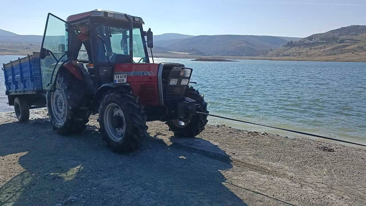 Traktörünü yıkamak için göle soktu, çıkartamadı