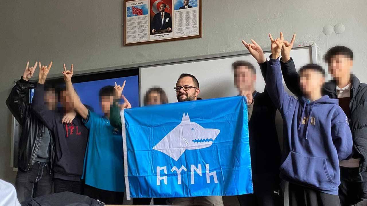 Turgutlu Lisesi'nde öğretmen 'bayrak' açtı, öğrenciler bozkurt işareti yaptı
