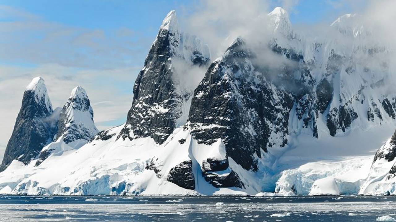 Araştırmalar Grönland'ın saatte 30 milyon ton buz kaybettiğini gösterdi