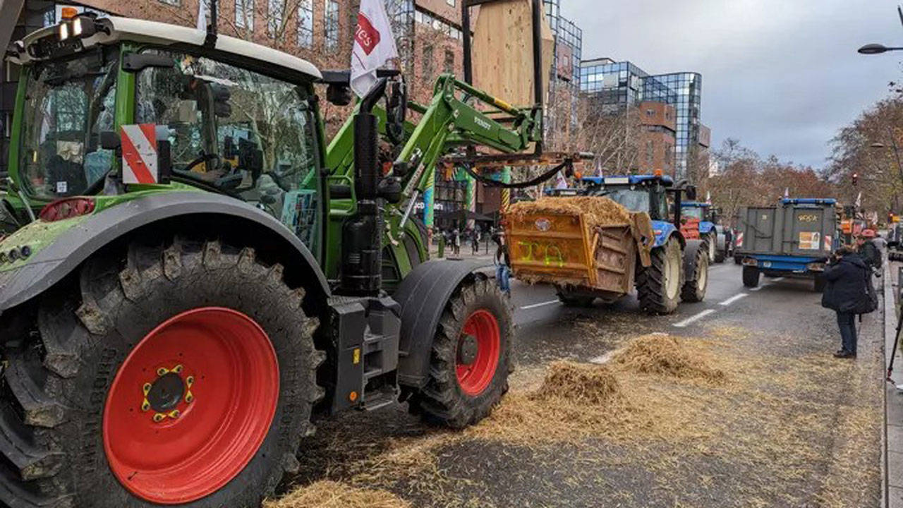 Traktörler hükümete karşı tekrar sokakta