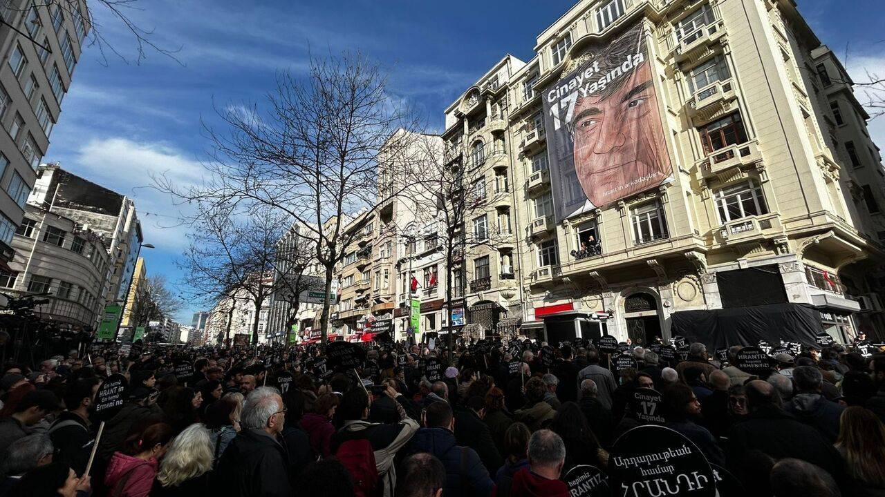 Hrant Dink, katledilişinin 17'nci yılında anıldı: Katil artık aramızda, tıpkı 'Öldür' diyenler gibi