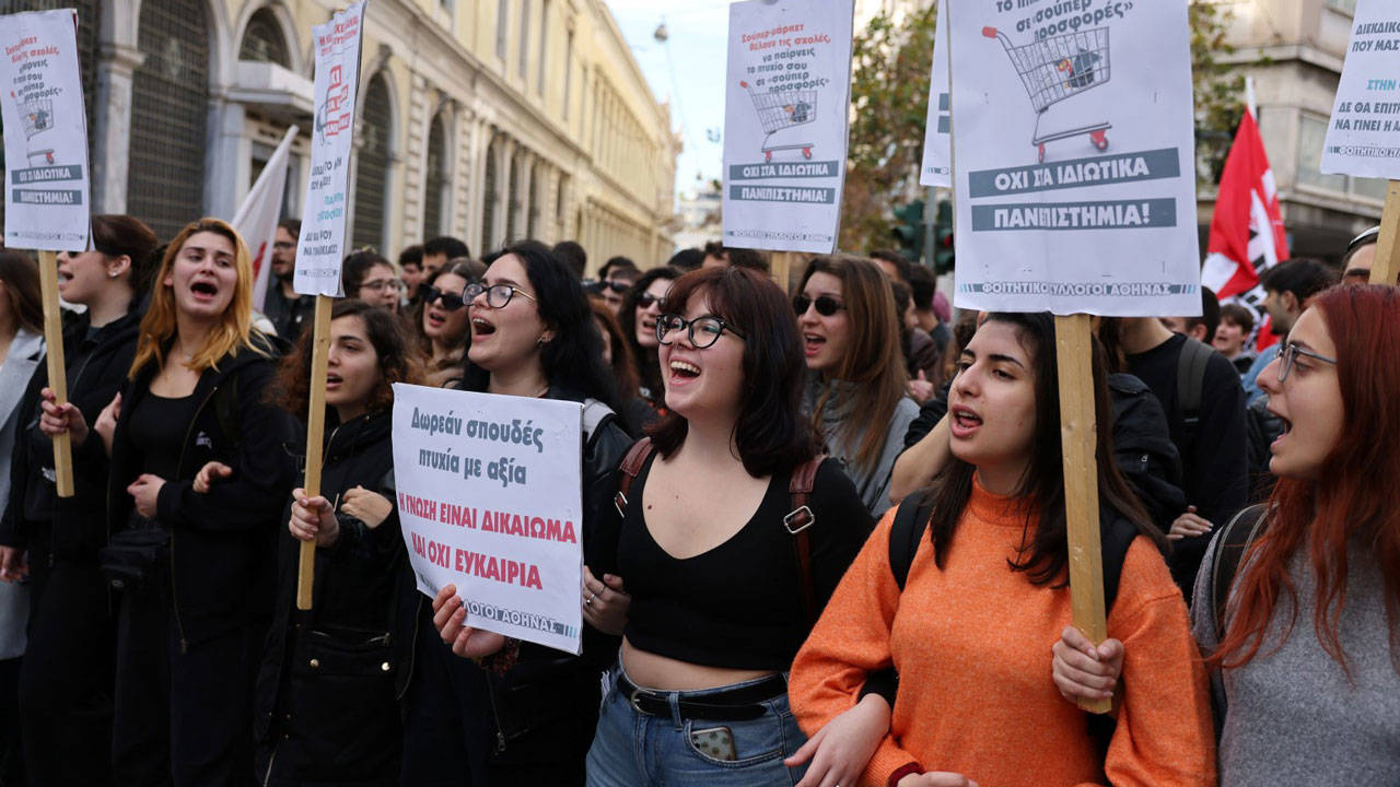 Öğrenciler ücretsiz eğitim hakları için sokağa indi