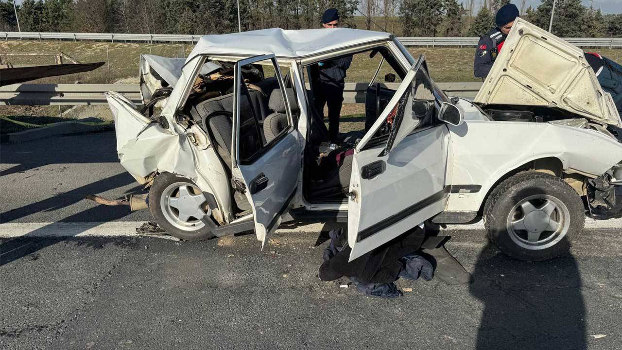 TEM Otoyolu'nda hafif ticari araç otomobile çarptı: 3 ölü, 1 yaralı