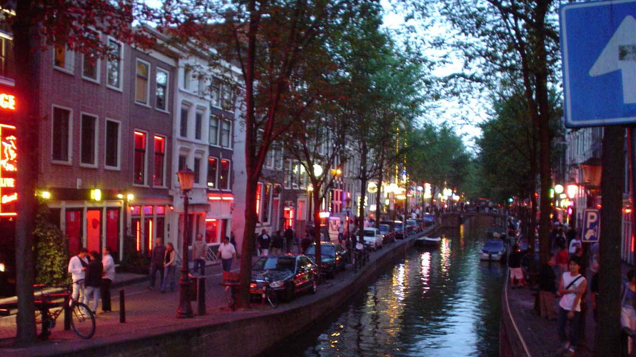 Amsterdam’da boş genelevler ‘seks işçileriyle dayanışma için’ işgal edildi