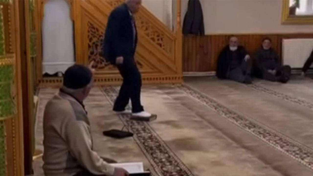 Safa Camisi Derneği'nin başkan adayı, Kuran'a basınca gözaltına alındı
