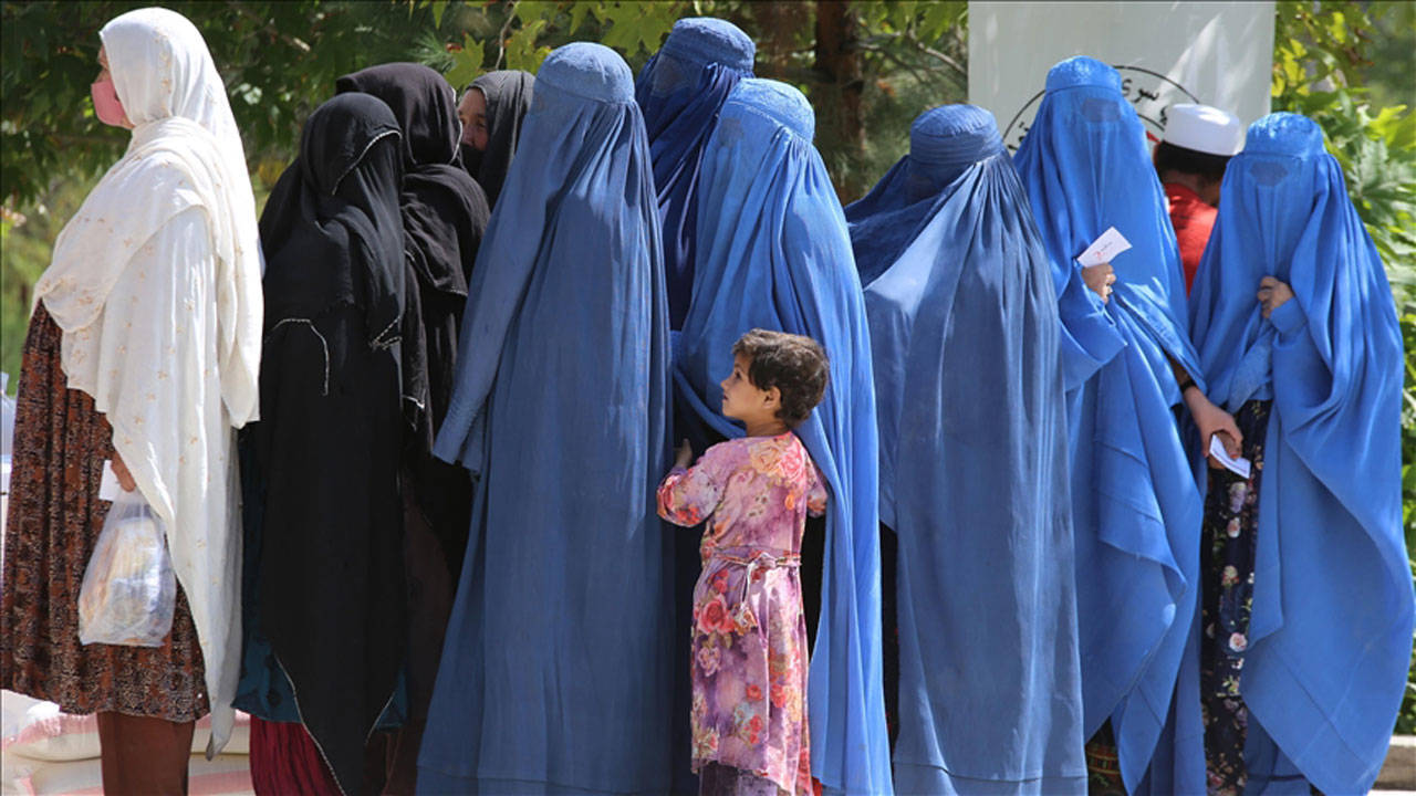 Taliban, doğum kontrol hapı satın alan kadınları tutukladı